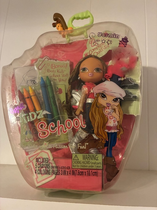 Bratz Other - Yasmin School Doll with Brown Hair and Green Handle Carry Case